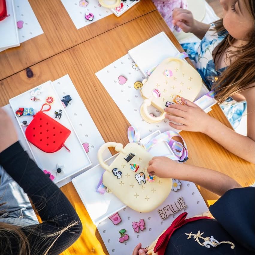 Crianças participando de uma oficina criativa realizada pela Baluê