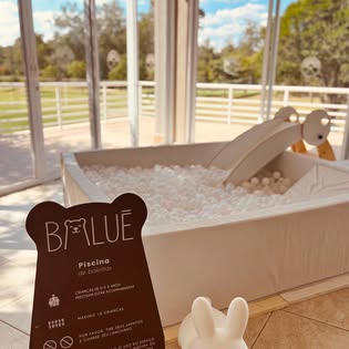 Piscina de bolinhas em tons neutros montada pela Baluê